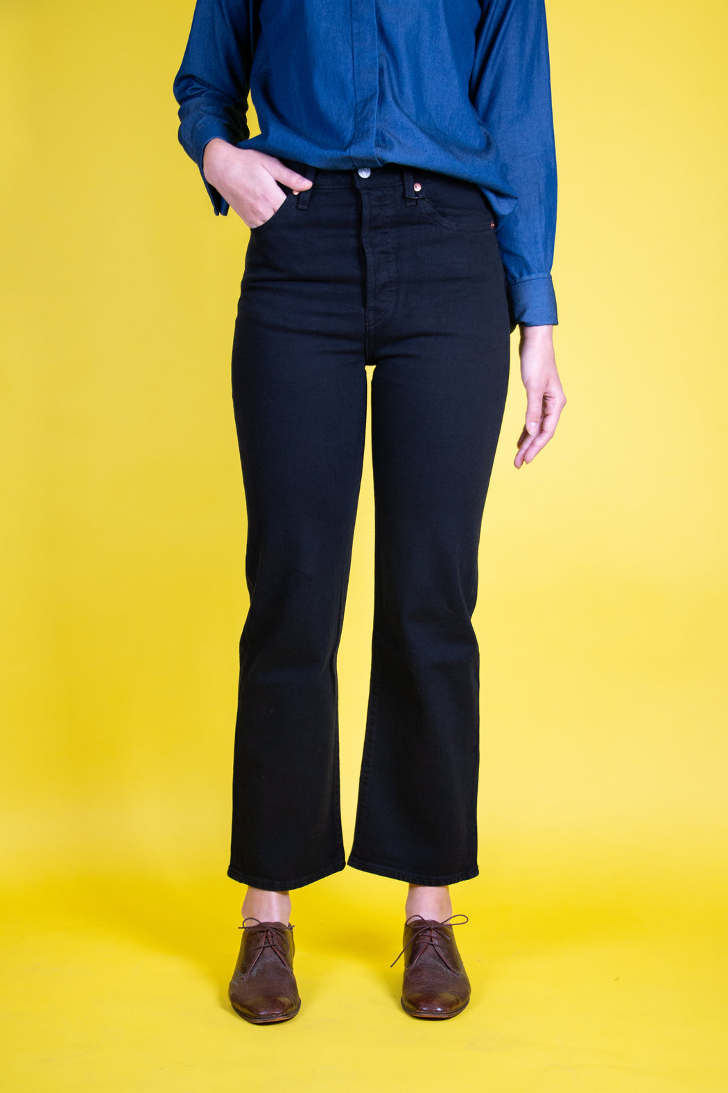 Model wearing black Levi's Ribcage Straight Ankle Jean