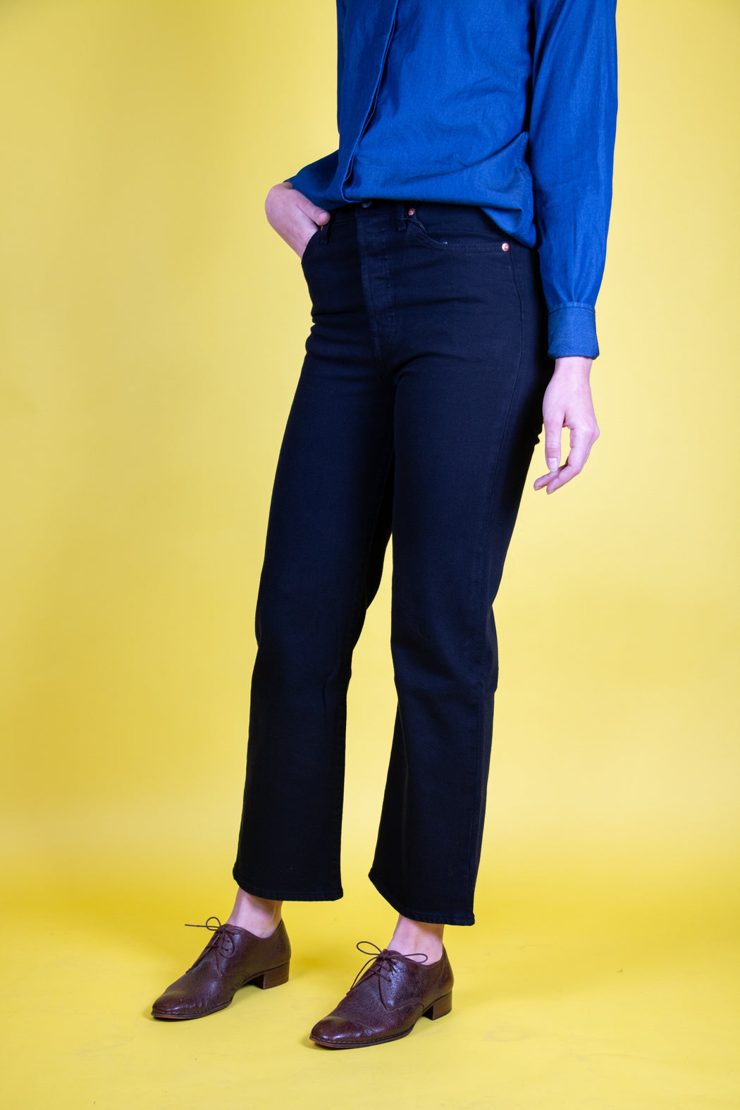 Model wearing black Levi's Ribcage Straight Ankle Jean