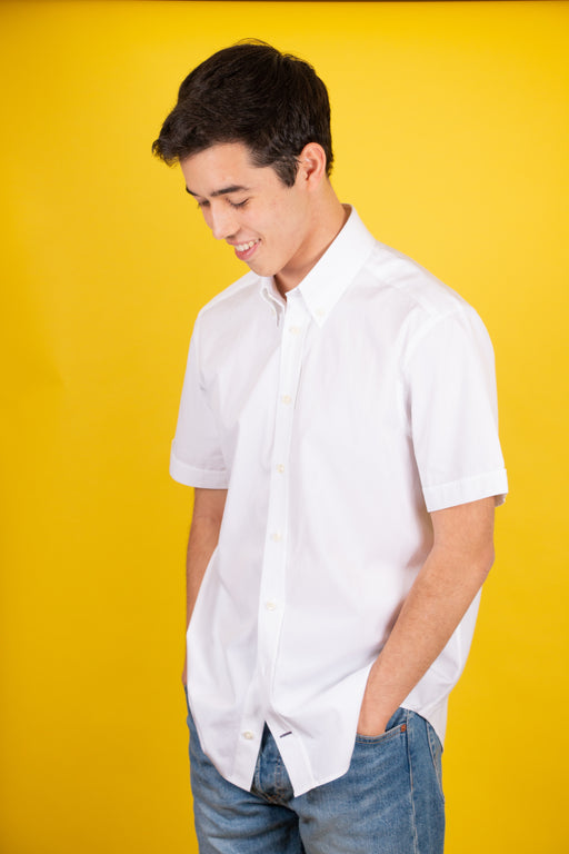 Model wearing white short sleeve button down collar shirt and jeans